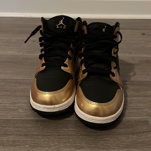 Gold and sparkly black jordan 7.5 womens - Picture 2 of 4